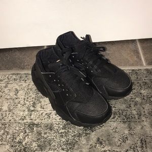 all black nike huaraches